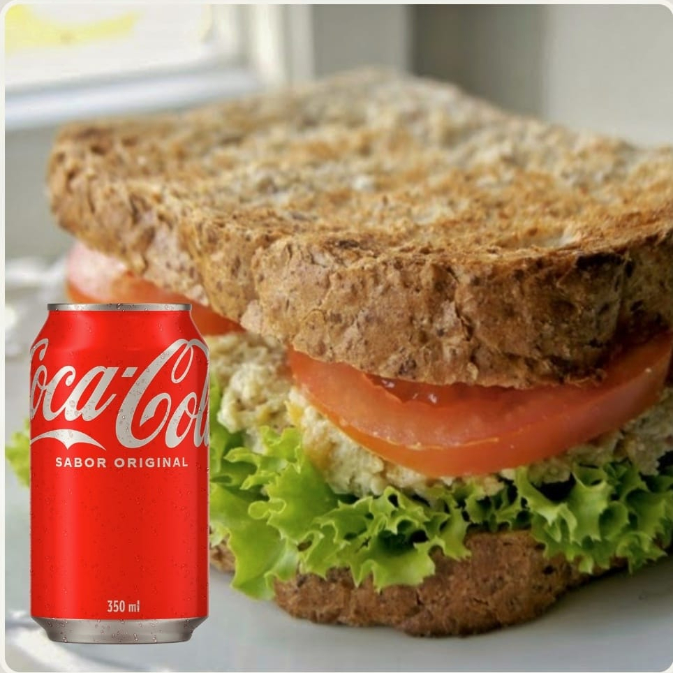 Sanduíche natural acompanhado com frango desfiado,requeijão, maionese, milho e salada