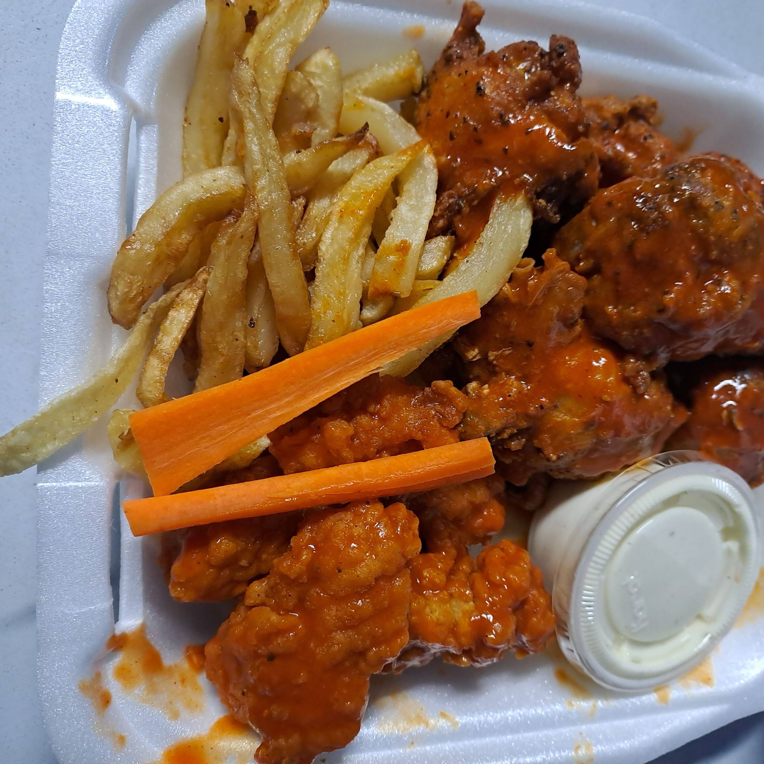 Alitas. Boneless y papas fritas