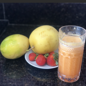 Descubra a surpreendente união do maracujá com o morango neste suco natural misto de 1000 ml. O frescor do maracujá, conhecido por suas propriedades calmantes, harmoniza perfeitamente com a doçura do morango, que traz um toque de requinte ao paladar. A adição de água mineral cristalina garante a pureza da bebida, enquanto o açúcar na medida certa realça os sabores, proporcionando uma experiência