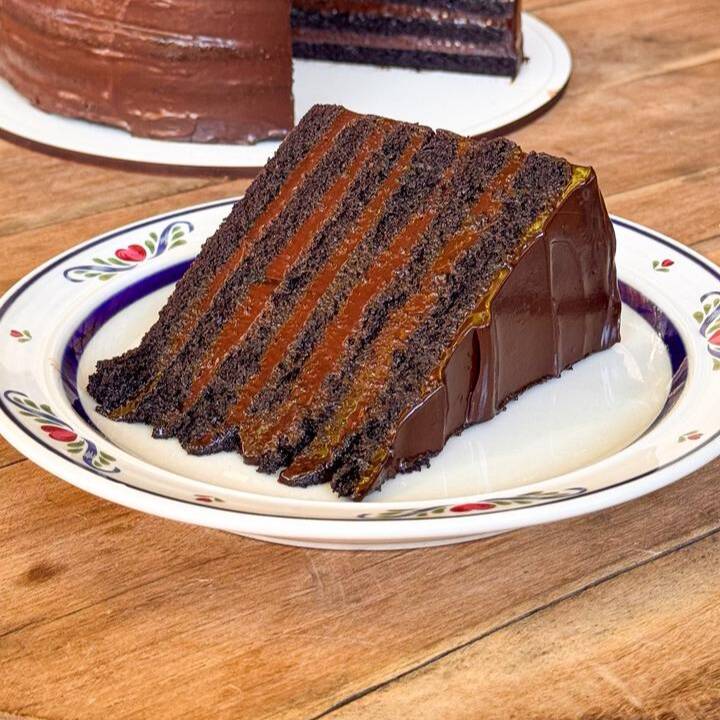O verdadeiro monarca dos bolos de chocolate, nosso Devil’s Cake. Feito com uma massa extremamente úmida de cacau, recheada com uma ganache sedosa e rica no sabor de chocolate meio amargo.