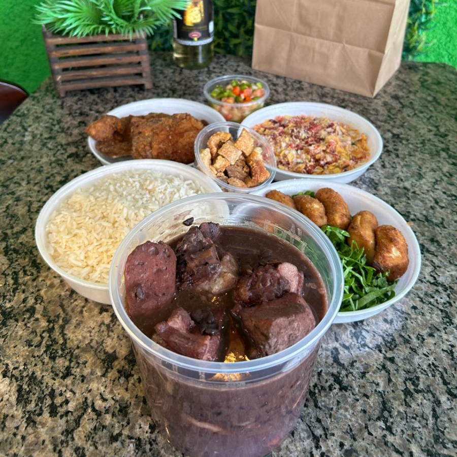Feijoada (feijão, calabresa, paio, costelinha defumada, bacon, rabo e pé), arroz, farofa, couve, banana à milanesa, torresmo, bisteca e vinagrete