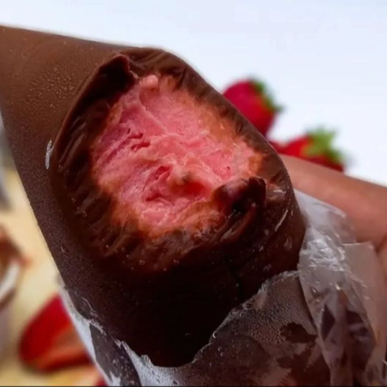 Base feita com morangos naturais, super cremosa, e com uma camada generosa de Nutella!