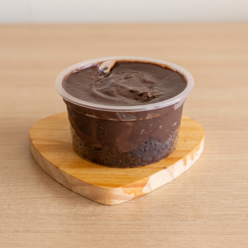 Bolo a sua escolha com recheio de brigadeiro ao leite
( pote de 200ml)