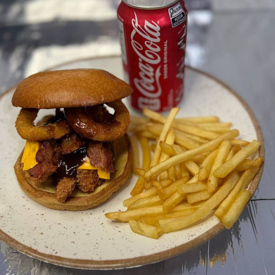 Hambúrguer: Pão de Brioche, Filé 100% frango empanado crocante, queijo Cheddar e Molho Especial da casa. Batata Frita e uma coca cola 350ml #fretegrátis #coca cola #desconto #frango empanado #frango #batata frita #cupom #entregagrátis #promoção #jantarbarato #hambúrguer #hamburguereentregagrátis