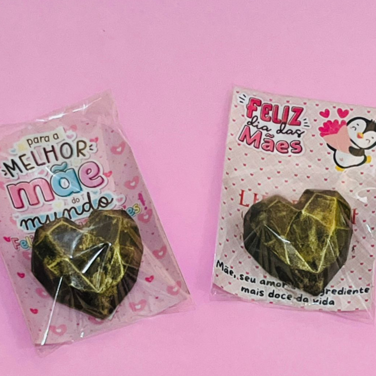 Coração de chocolate trufado com cartão lembrança Dia das Mães. Um pequeno mimo para encantar a mamãe.