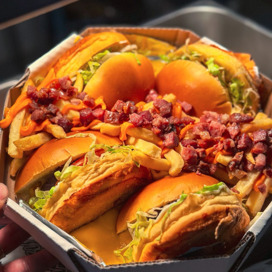 Nesse kit vem 2 Biruta Classico cortado na Piscininha com Batata Cheddar e bacon + Refri 600ml (conforme a disponibilidade,)