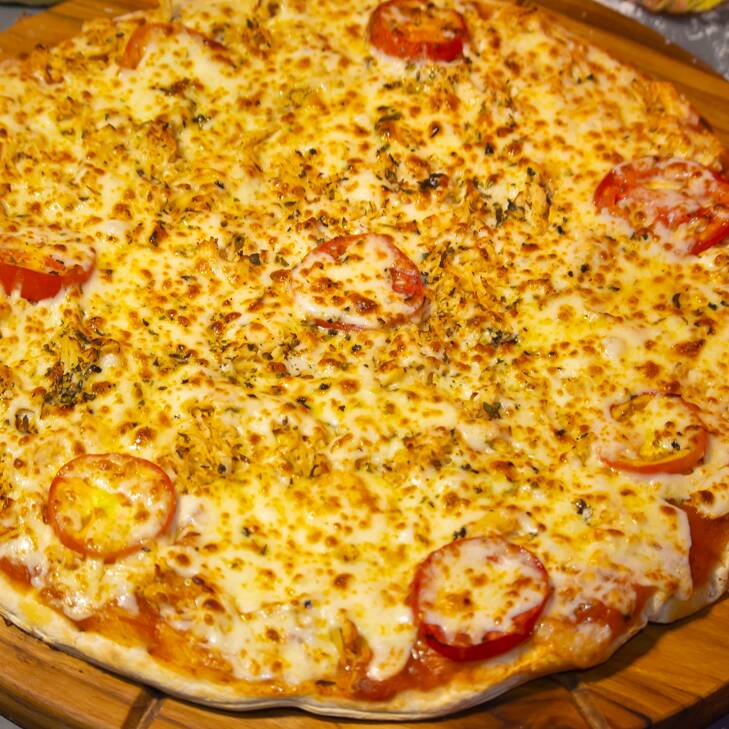 Pizza saborosa composta por: Molho de tomate, queijo mussarela, Frango desfiado, tomate em rodelas e Orégano.