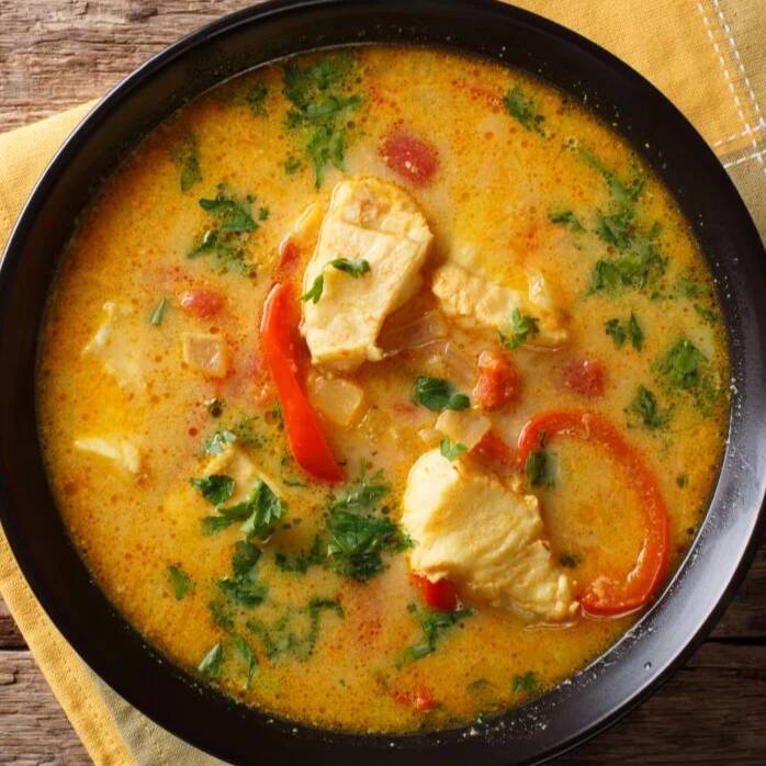 O caldo de mocotó é um prato tradicional da culinária brasileira, feito a partir das patas do boi cozidas por um longo período até que a carne se desprendendo do osso e o colágeno engrosse o caldo. É extremamente popular em dias frios e conhecido por suas propriedades nutritivas e revigorantes.