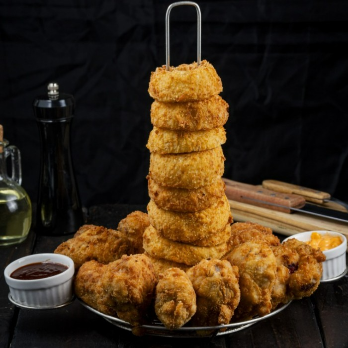 Uma combinação irresistível! Delicie-se com nossas Chicken Wings & Onion: 10 coxinhas de frango empanadas, crocantes por fora e suculentas por dentro, acompanhadas de 10 onion rings douradinhas. Para os amantes de um toque picante, oferecemos molho buffalo opcional que vai elevar sua experiência!