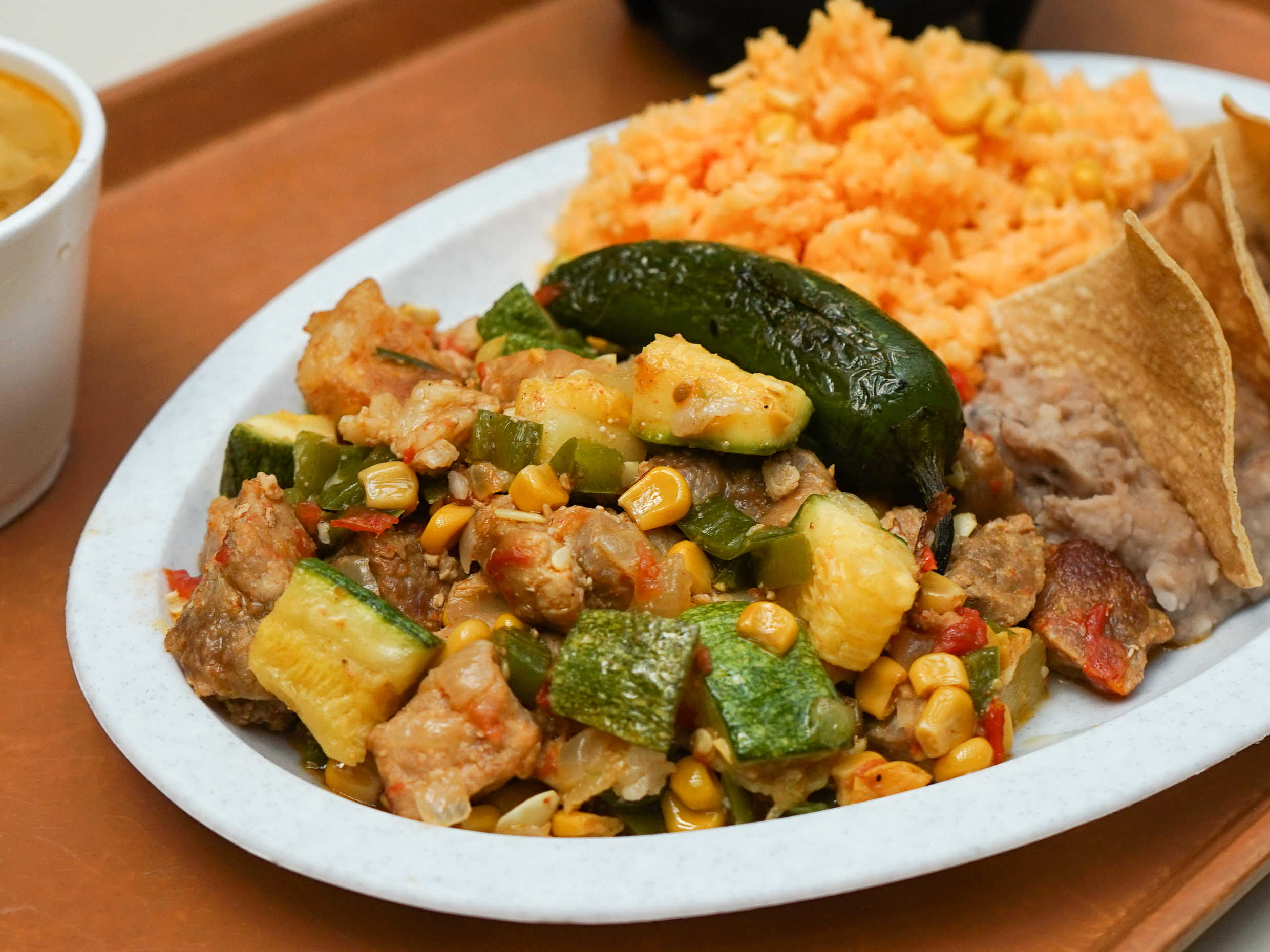 Puerco Con Calabacita con 2 Guarniciones