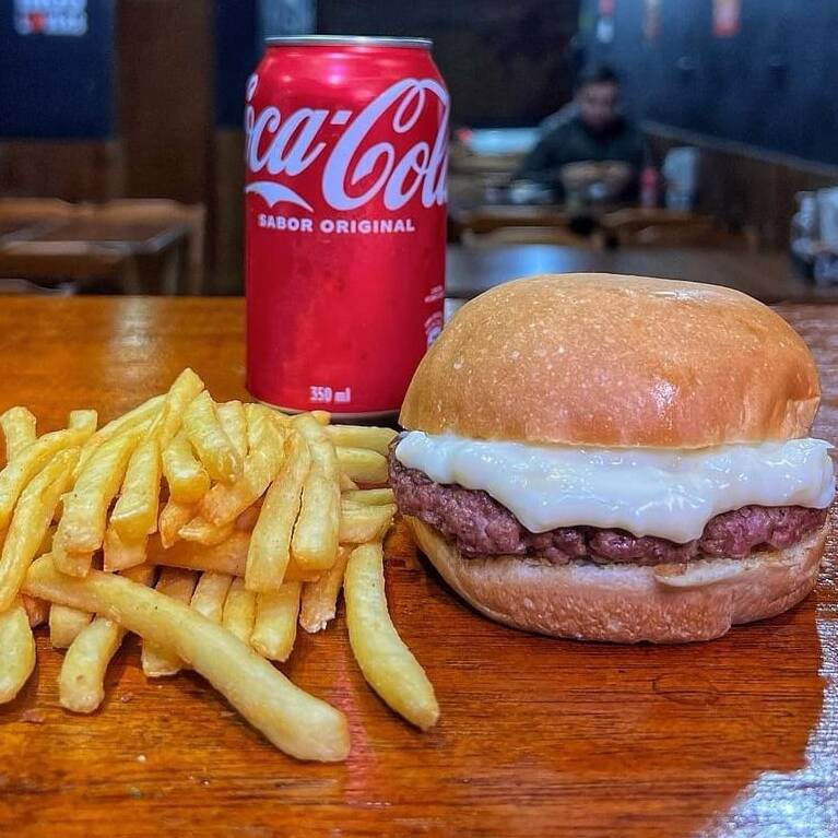 Burger Cheese & Papas Fritas + Gaseosa 250 ml