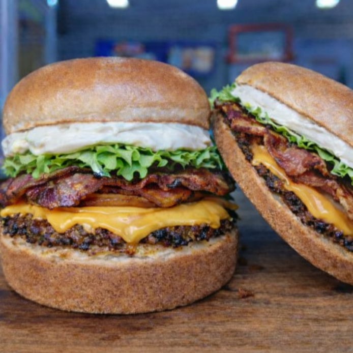 Você vai adorar essa mistura louca de sabores !
Pão Brioche , carne artesanal 60g , queijo prato , bacon fatiado , tomate , alface , picles , cebola picadinha e nossa deliciosa maionese caseira . Leve 2 pague 1