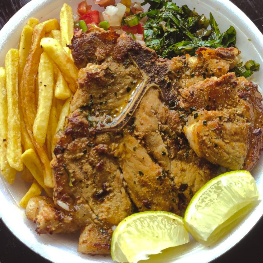 Arroz, feijão, couve, farofa e vinagrete. Escolha entre fritas, ou purê.