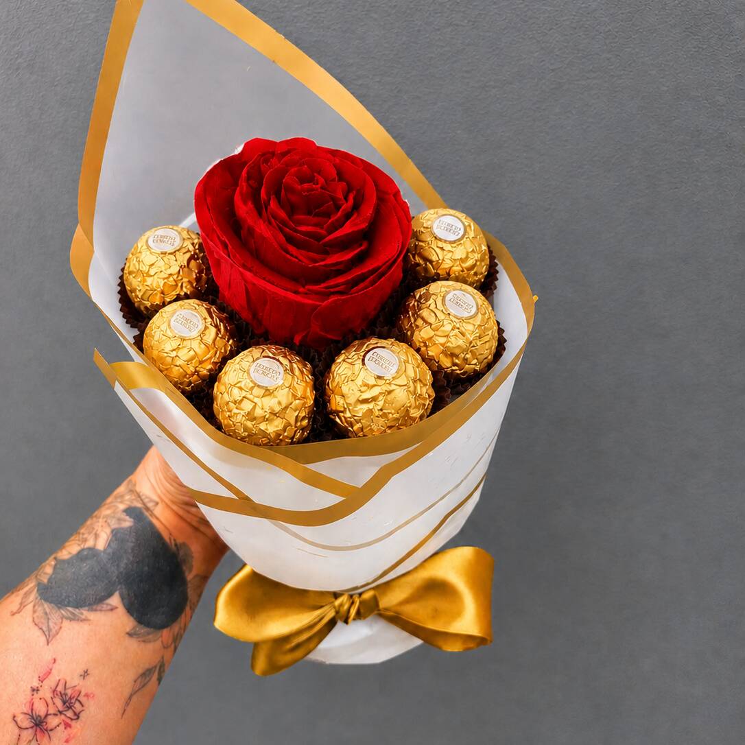 Encante quem você ama com um presente sofisticado e irresistível!
Nosso buquê é composto por 1 linda rosa de cetim artesanal ️ + 6 deliciosos bombons Ferrero Rocher, embalados com muito carinho em uma apresentação elegante e apaixonante.
Perfeito para:
• Presentear em datas especiais
• Surpreender quem você ama
• Aniversários, Dia dos Namorados e momentos inesquecíveis
Um presente delicado, elegante e delicioso em cada detalhe!
Encante quem você ama com um presente sofisticado e irresistível!
Nosso buquê é composto por 1 linda rosa de cetim artesanal ️ + 6 deliciosos bombons Ferrero Rocher, embalados com muito carinho em uma apresentação elegante e apaixonante.
Perfeito para:
• Presentear em datas especiais
• Surpreender quem você ama
• Aniversários, Dia dos Namorados e momentos inesquecíveis
Um presente delicado, elegante e delicioso em cada detalhe!
---tags---
#presentes
#mimos
#buques
#buquêdeflores
#rosasdecetim
#rosas
#flores
#presentescriativos
#presenteperfeito