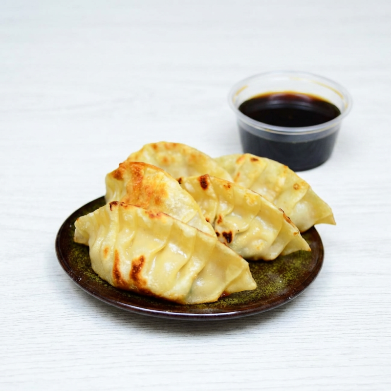 Pastelzinho clássico chinês grelhado com deliciosa massa feita na casa recheada com carne suína moída, repolho e gengibre. Porção com 5 unidades + 1 molho à sua escolha (30ml). Sugestão: molho ponzu