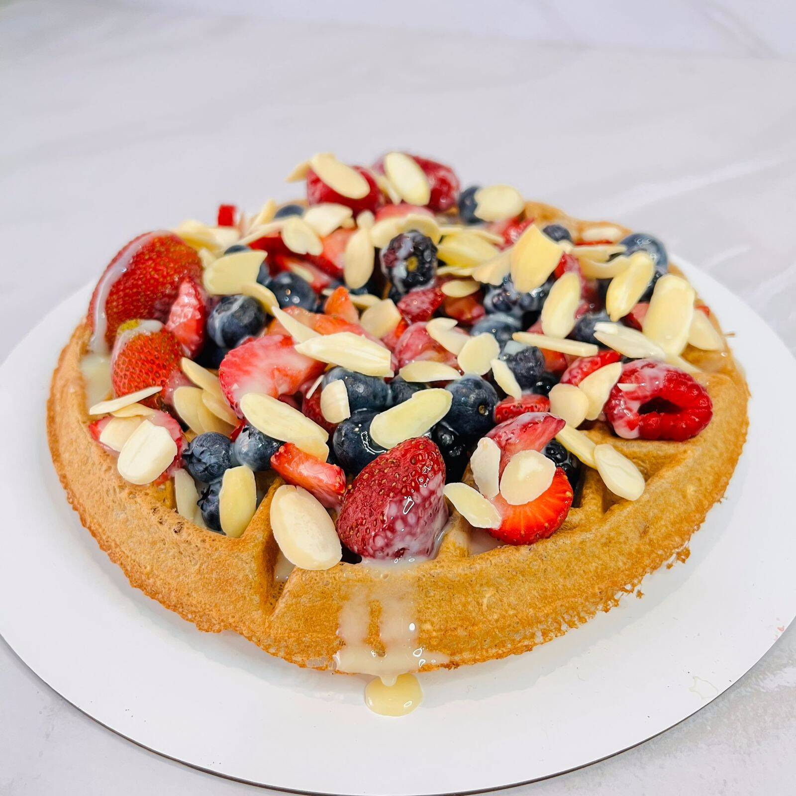 Waffle Frutos Rojos con Almendras y Lechera