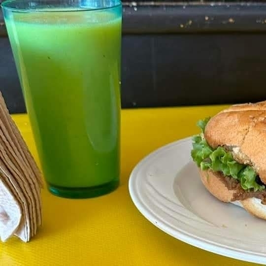 Torta de Chilaquiles + Agua de Sabor