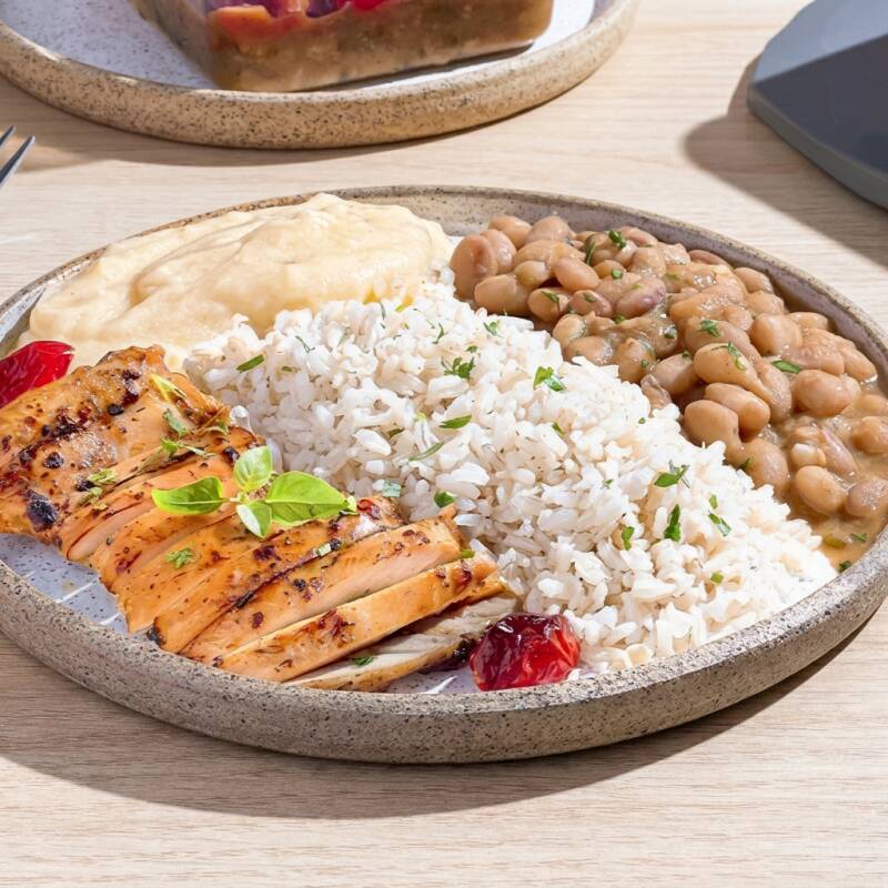 Apresentamos nosso Frango Caseirinho, elaborado com por suculentos filés de sobrecoxa desossados, feijão carioca, arroz integral e um delicado purê de batatas. Uma combinação harmoniosa com 350g e apenas 338 calorias. Uma refeição que trás suas melhores memórias e cuida do seu corpo. Equilibrado no sabor e na saúde, este é o prato perfeito para quem deseja se alimentar bem sem abrir mão das tradições. Sinta-se em casa, sinta-se bem, sinta a Light is Good!