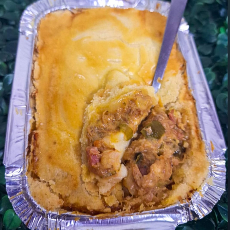 Delicioso empadão de costela pesando em média 340g. Serve pelo menos 2 pessoas.