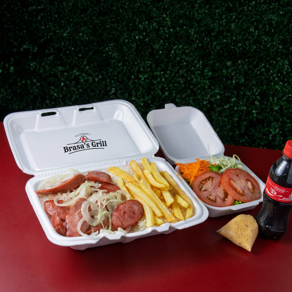 Calabresa acebolada, acompanha uma salada e refri de 200ml