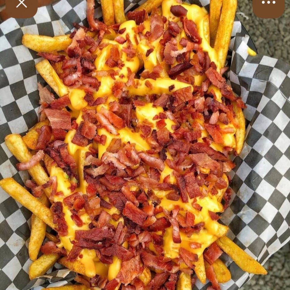 batata frita, cheddar, bacon, cachup, mostarda e sal