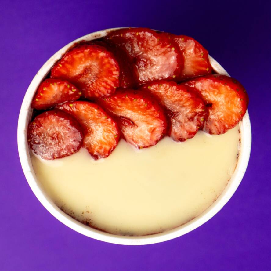 “Açaí Premium com leite condensado especial e morangos selecionados: a combinação perfeita para quem ama sabores doces e refrescantes!”