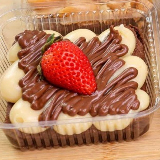 Brownie com creme de ninho nutella com morango fresco.
