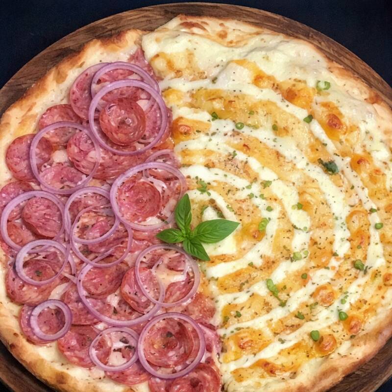 Deliciosa pizza de 40cm de Calabresa e Frango c/ Catupiry