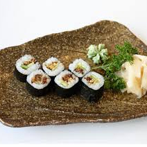 Feito com arroz japonês e pele do salmão grelhado, envolto em uma fina folha de alga marinha (nori)