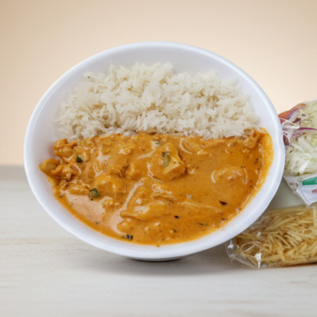 Strogonoff de frango cremoso servido com arroz, feijão, macarrão e batata palha crocante. Uma refeição completa e deliciosa!