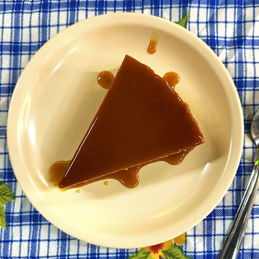 Rebanada de flan horneado con caramelo