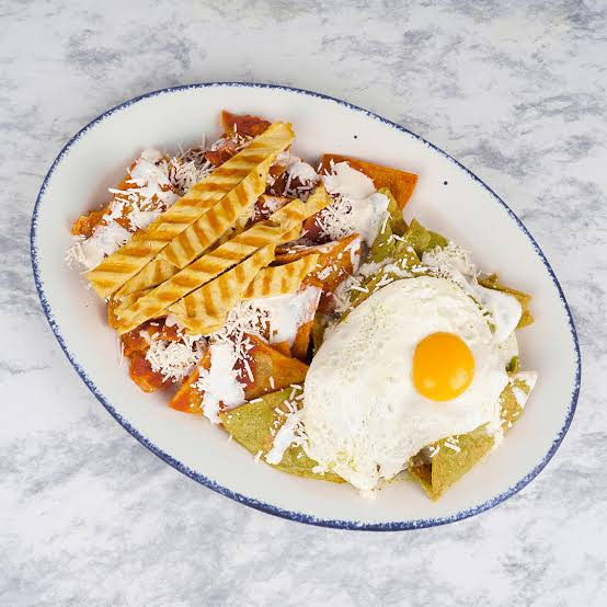 Chilaquiles con Pollo o Huevo
