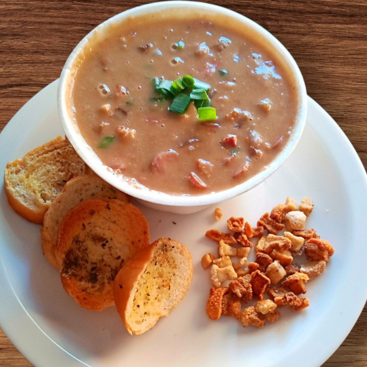 Caldo de feijão porção de 500ml com ingredientes e tempero frescos,com explosão de gostosura em bacon e linguiça calabresa tudo picadinho bem temperado com aquele sabor sensacional
Bem quentinho e delicioso, acompanha torrada, cebolinha, torresmo pra deixar seu caldo saboroso pra todos ocasiões do dia ,(obs: NÃO TIRAMOS INGREDIENTES DO CALDO,!