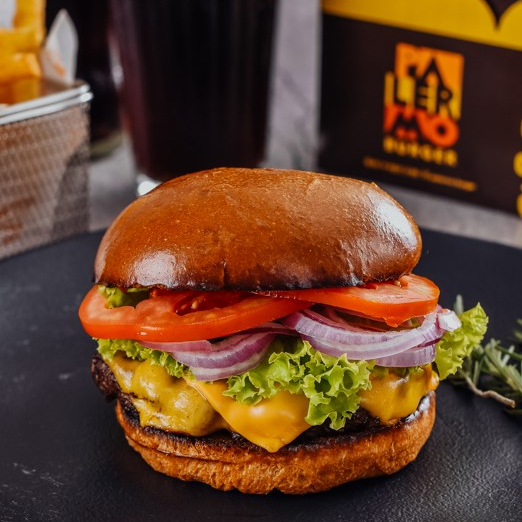 Aquela opção para quem curte um Burger com uma saladinha: Pão Brioche selado na manteiga, 100g blend bovino, queijo cheddar derretido, cebola roxa, tomates fininhos e alface americana
