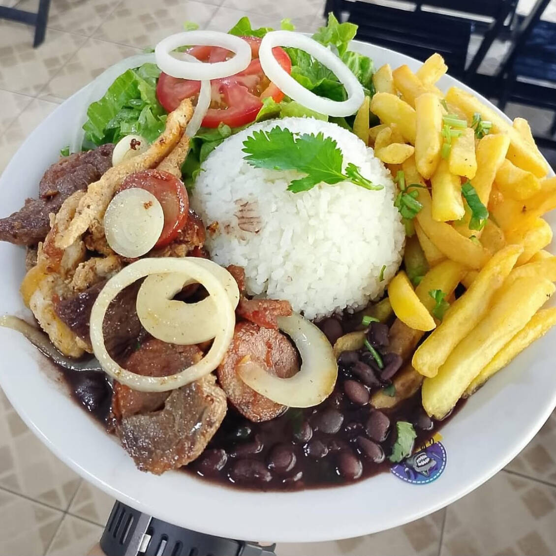 arroz feijao salada e fritas