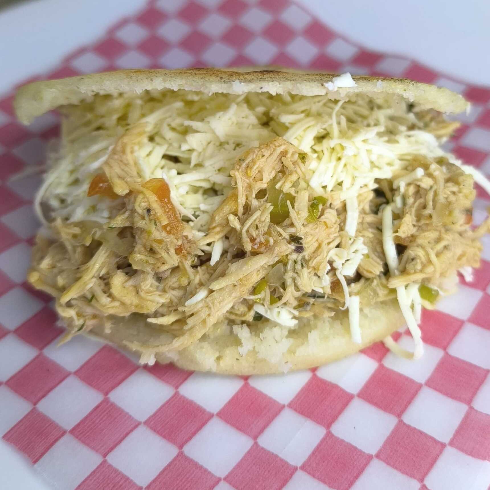Combo Arepa de Pollo Desmechado y Queso