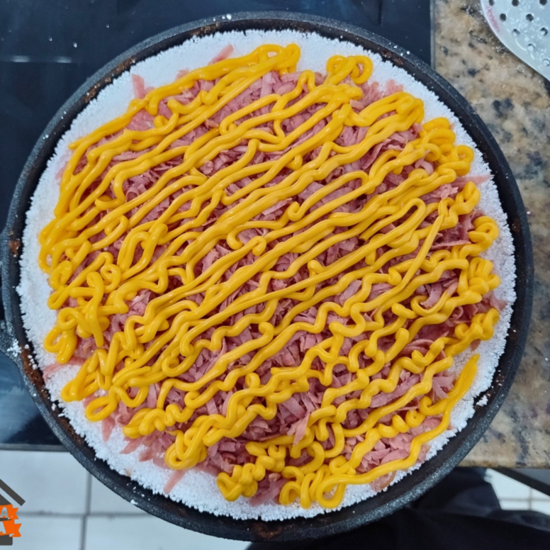 Calabresa ralada com cheddar.22cm