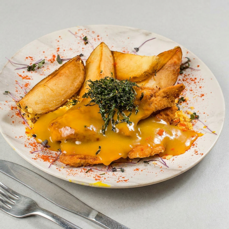 Frango ao molho de mostarda e mel, servido com farofa de banana e batatas rústicas, acompanhado de mini Creme de Ninho para finalizar a refeição. Um combo completo que combina o toque agridoce do prato com uma sobremesa cremosa, mantendo a identidade especial do Becco.