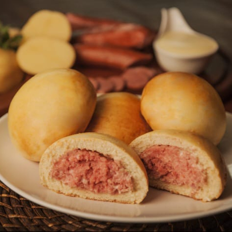 Delicioso pão de batata recheado com calabresa e Catupiry Original, ótimo para lanches práticos e rápido, produto pronto e congelado, basta aquecer rapidamente no forno ou air frier.