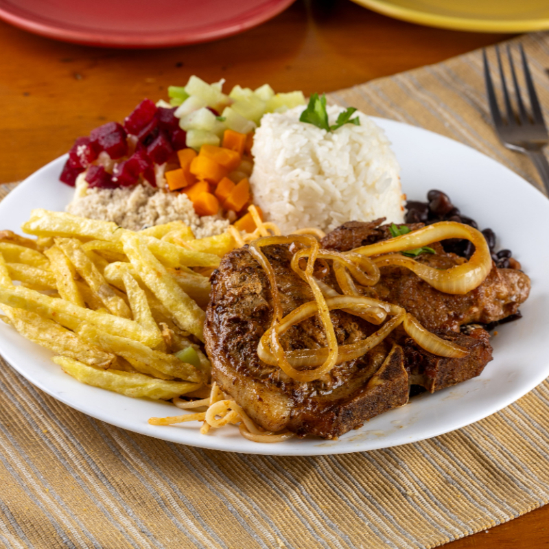 2 pedaços de carre, arroz feijão Macarrao e farofa
