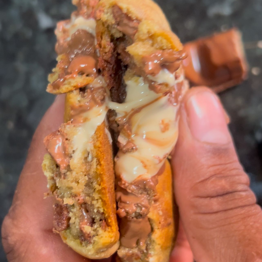 cookie de massa tradicional com chocolate ao leite e trufado com creme kinder bueno , bombom kinder para finalizar