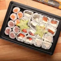 4 uramaki Filadélfia, 4 atum grelhado, 4 skin fila, 4 romeu e julieta, 4 shake e 4 tekka.