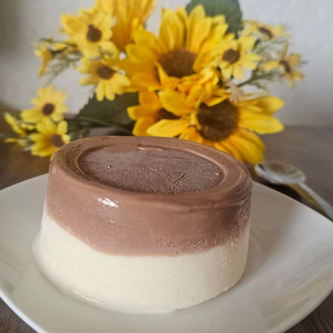 Torta de sorvete artesanal, cremosa e com ganache de chocolate ao leite. Aproximadamente 200 gramas