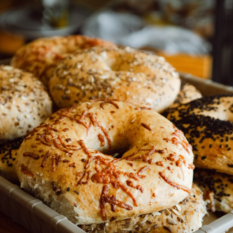 BAGEL CON QUESO PARMESANO O SEMILLAS