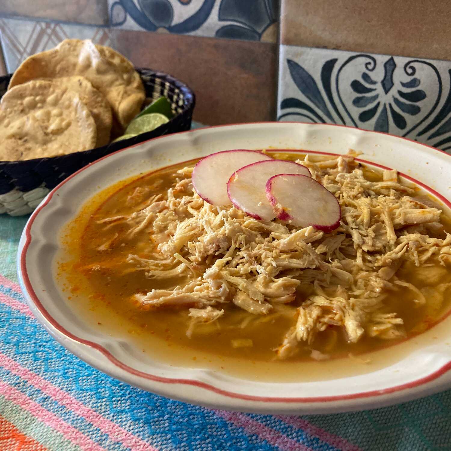 Medio pozole de pollo
