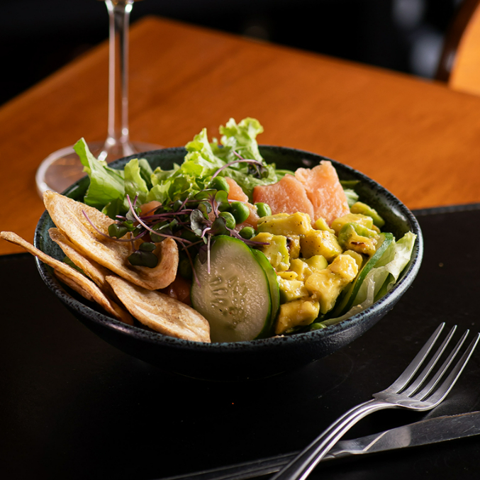 Arroz integral, salmão fresco, cubos de abacate, pepino, ervilha e crispy de banana da terra