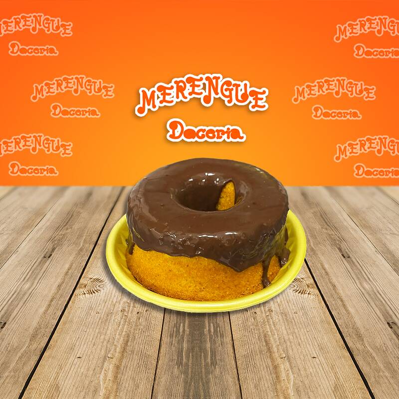 E quem não tem aquela lembrança de um belo bolo de Cenoura, feito pela vó ou pela mãe para tomar um cafezinho da tarde de um Dia qualquer? Nosso bolo é artesanal feito com farinha, ovos, açúcar e cenouras frescas picadas, sua massa fica bem fofinha e é coberto com uma ganache de chocolate meio amargo de primeira qualidade. É irresistível! Serve 3 pessoas (350g)