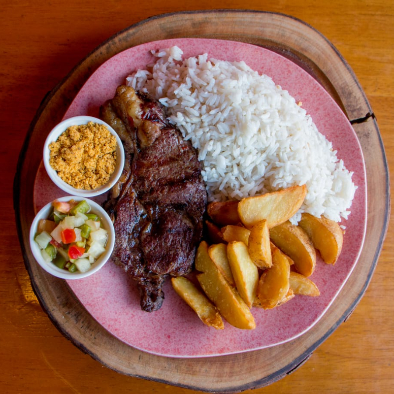 Ancho bovino, arroz branco, batata rústica ou legumes salteados, farofa e vinagrete