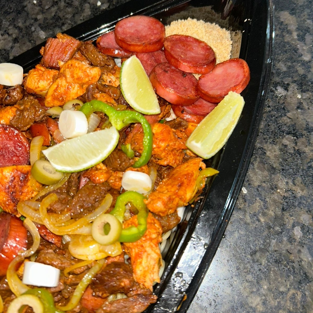 Carne, frango, calabresa, baião, macarrão, salada, bata frita e farofa.