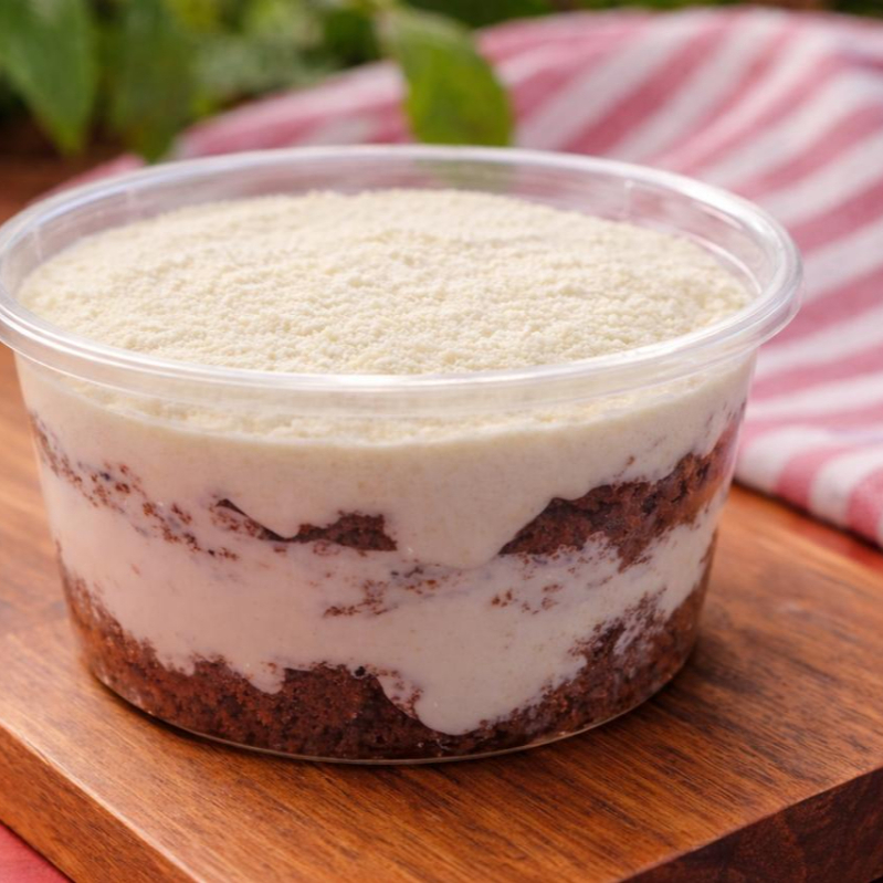 Duas camadas de bolo ,duas camada de recheio creme de Ninho ,finalizado com leite pó por cima. Promoção # entrega grátis #99